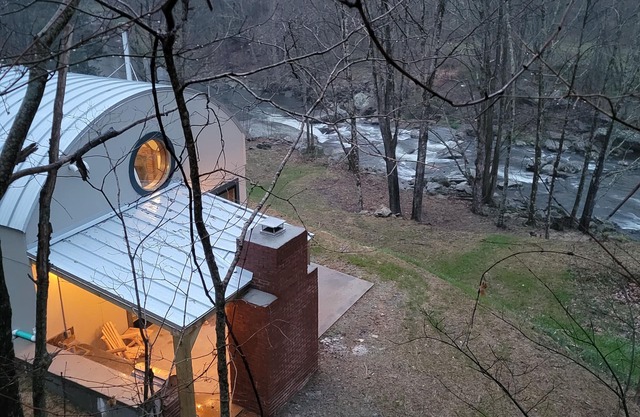 New Upscale Hobbit Retreat w/outdoor Kitchen on Elk River 4 miles to Banner Elk