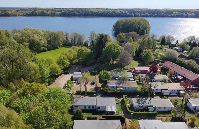 New vacation home with boat on the lake - your modern dog-friendly retreat