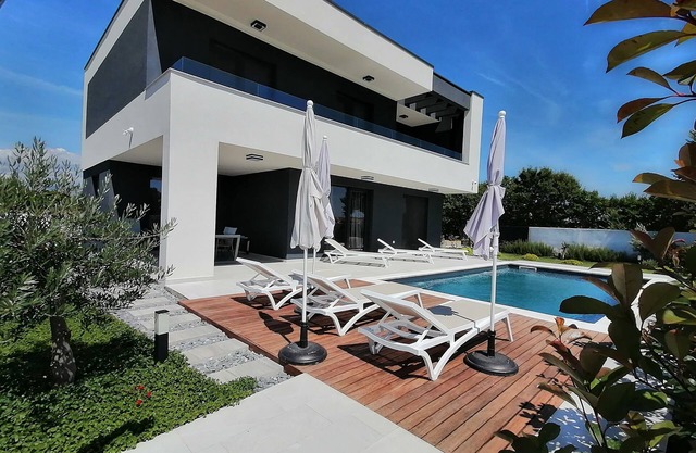 NEW VILLA ANGELO 2020, with SAUNA, GYM , HEATED POOL!