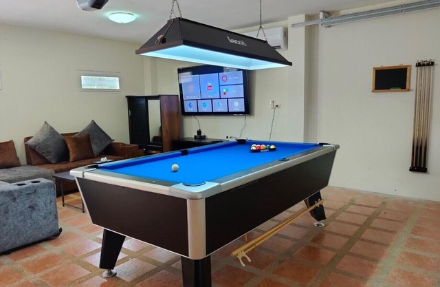 New villa swimming pool/6 bedrooms/free WiFi/parking space/pool table/Netflix