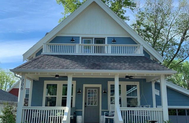 Newer luxury cottage with hot tub; walking distance to town and beach