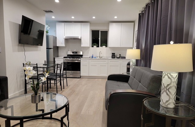 Newly built 2 bedroom home by Beverlywood! A+ area