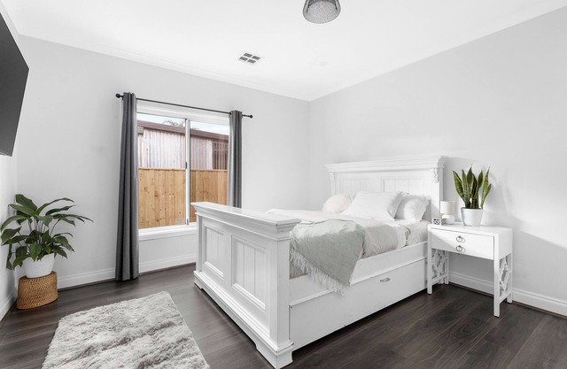 Newly Built- Master Ensuite: Close to CBD/Highpoint/Melbourne Airport (M)