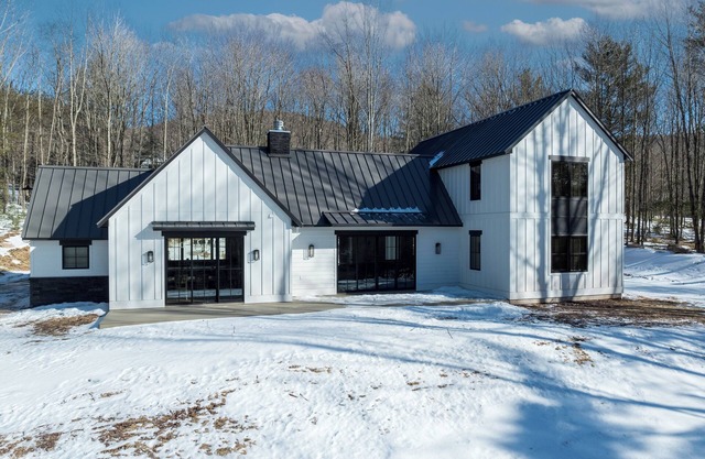 Newly Constructed Modern Farmhouse - 4 BR/4.5 Baths, High-end Furnishings!
