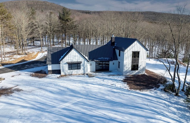 Newly Constructed Modern Farmhouse - 4 BR/4.5 Baths, High-end Furnishings!