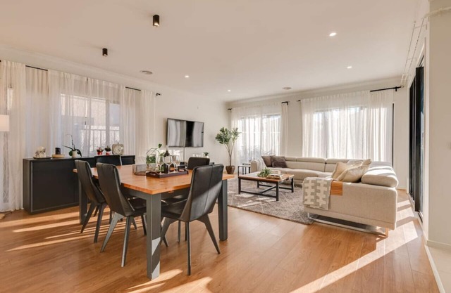 Newly Cozy Holiday House 4BRM Big Group Tarneit