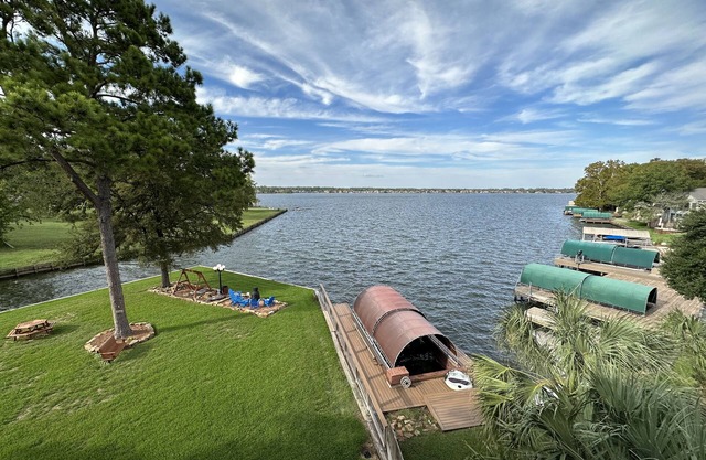 Newly remodeled 2 bedroom condo with beautiful lake view.