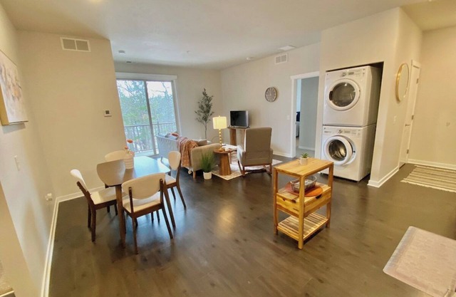 Newly Remodeled 2 Bd Condo in TC