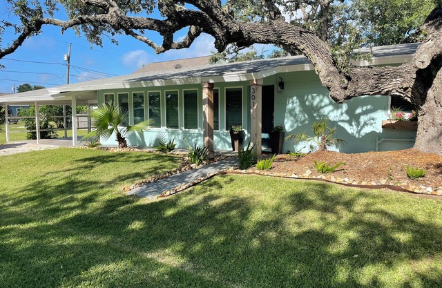 Newly remodeled coastal cottage 3 blocks from the water!