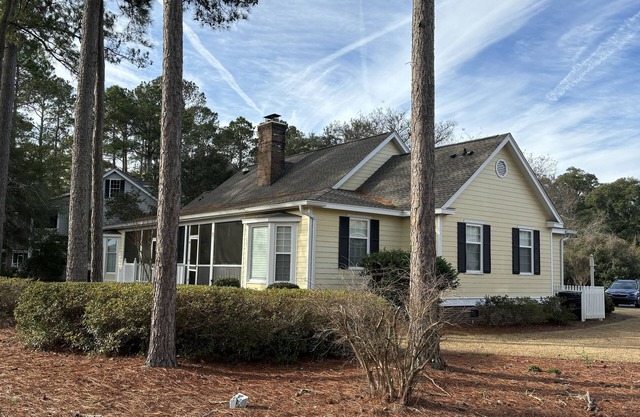 Newly remodeled cottage in beautiful, gated, private country club community.