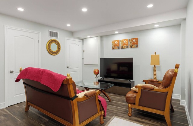 Newly Reno’d Basement Suite w/Private Access—10 min walk to Headwaters Hospital