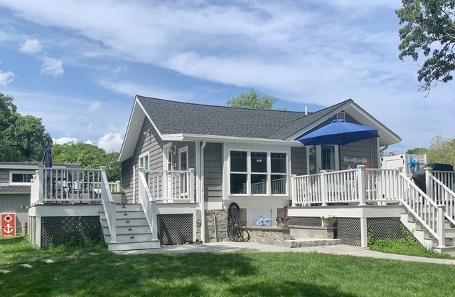 Newly Renov. Water Front Cottage w/Deck, Fire Pit-Short Stroll to Private Beach