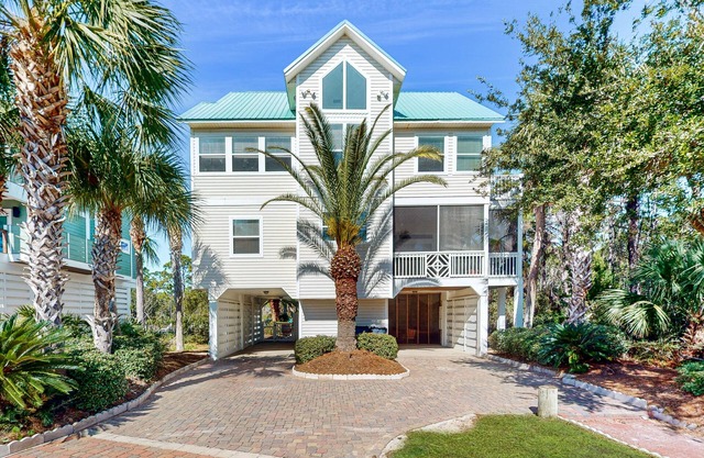Newly renovated home with tennis, private pool, deck, & fireplace - dog-friendly