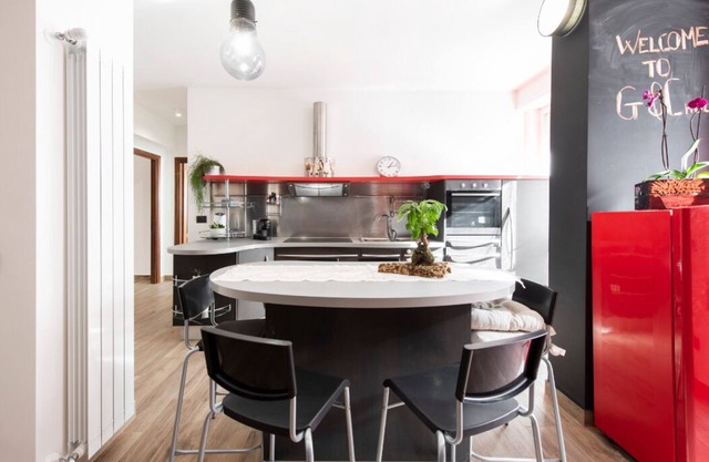 Newly renovated apartment and very elegant in good location near Metro station.