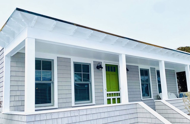 Newly Renovated - Charming Cottage by Easton's Beach