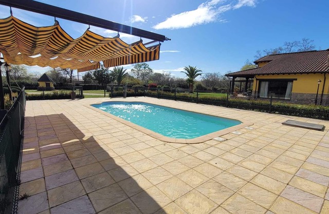 Newly renovated country house. Fireplace, A/C, swimming pool, garden