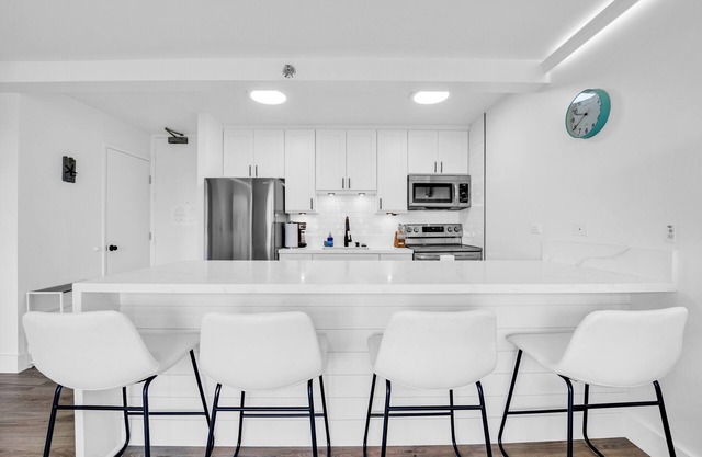 Newly renovated, Free Parking, One block to Waikiki Beach