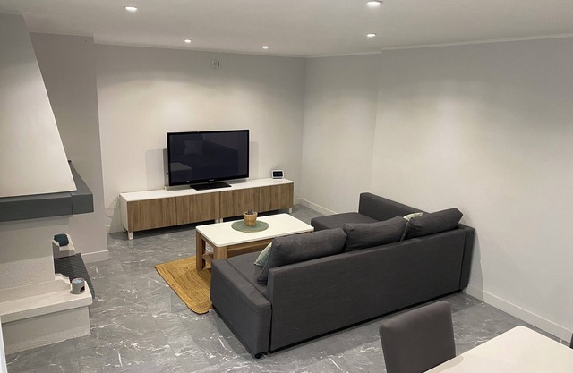 Newly renovated house private parking beach convenience bus station and port and airport