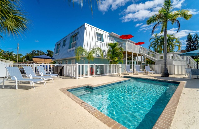 Newly Renovated Large 4BR w/Pool - Walk to Gated beach