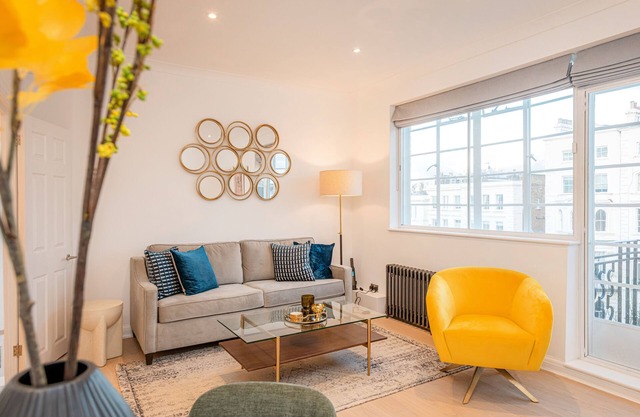 Newly Renovated Notting Hill Luxury Spacious Top Floor One Bedroom Flat