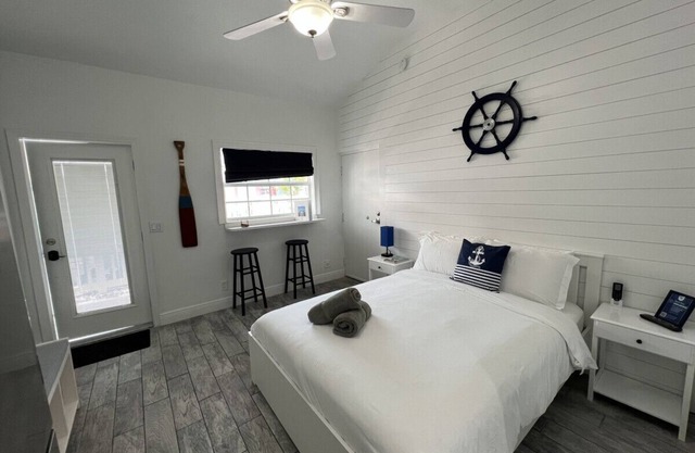NEWLY RENOVATED Beach studio w/pool view #3