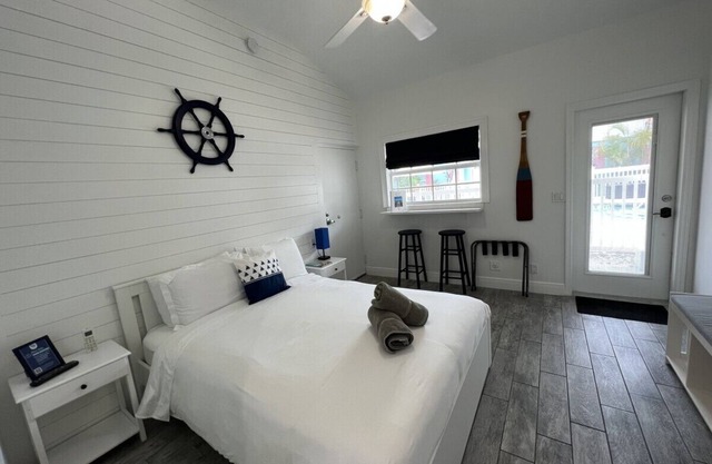 NEWLY RENOVATED Beach studio w/pool view #4