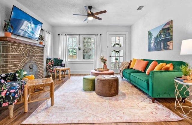 Newly Renovated Whimsical Cottage, 2 Beds, Hot Tub