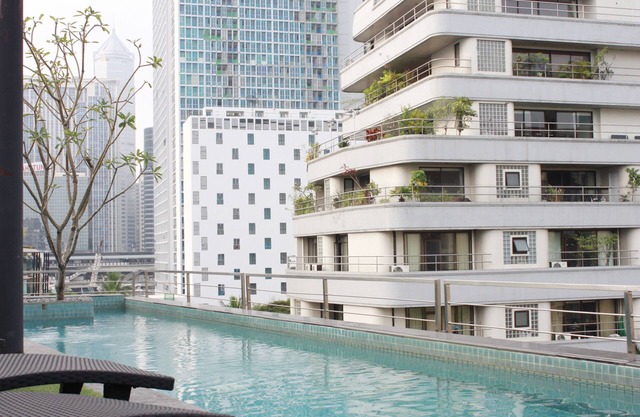 Newly renovated Work-Friendly Condo @ Heart of BKK 5mins to Train