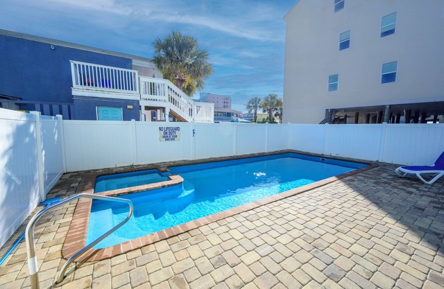 Newly Updated! LargePrivatePool/TheaterRoom/GameRoom/150ft to the Beach Access