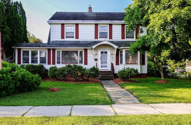 Newly Updated Large Home, Walk Downtown, UVM & Hospital ~ Includes Bicycles!