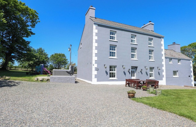 NEWTON WEST FARM, pet friendly, character holiday cottage in Newgale