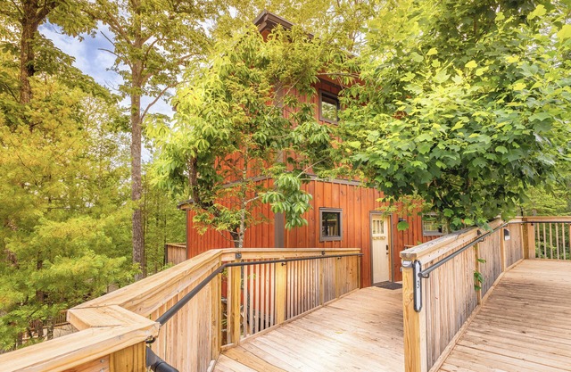 NEXT TO DOLLYWOOD! Treetop Cabin 2br/2ba, Private Hot Tub, Gas Grill, 2 Decks