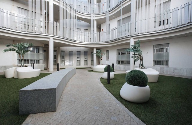 Next to SANTA CRUZ. PARKING(FREE) AND PATIO.