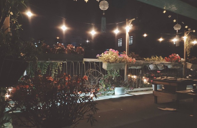 Ngôi nhà cuối hẻm yên tĩnh với tiếng chim hót, có ban công chill thật tuyệt vời