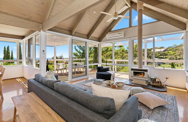 Ngaree - Ocean Views - An oasis up in the treetops