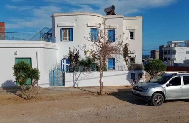 Nice 3-bedroom house with AC in Al Huwariyah