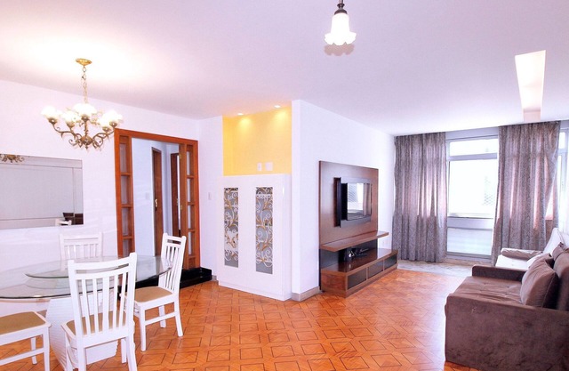 NIce 3 bedrooms apartment w/2 suites for 8 people