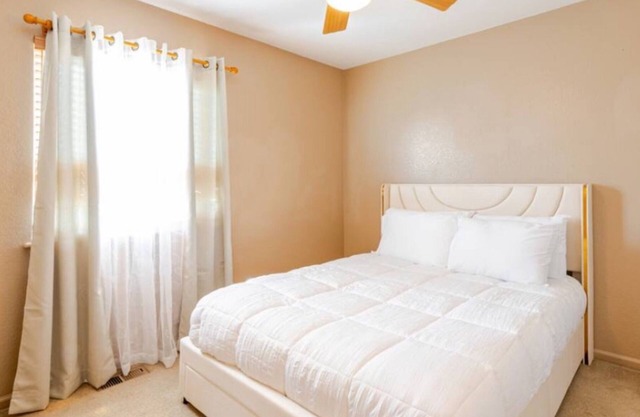 Nice 4-bedroom house with fitness room and AC in charming Denver