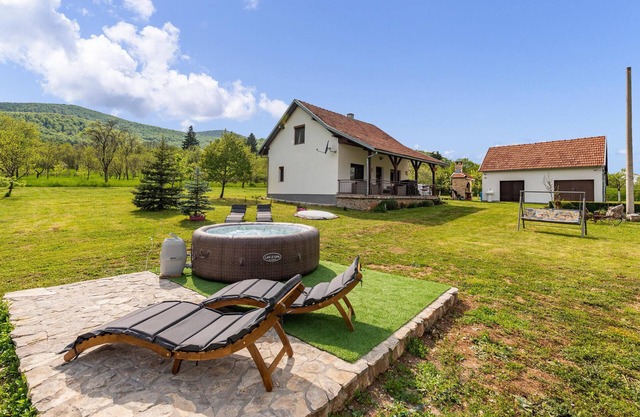 Nice and large cottage in quiet countryside of Lika-Dobroselo.