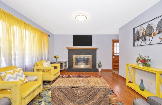 Nice and modern decor, 4BR 3BA, remodeled