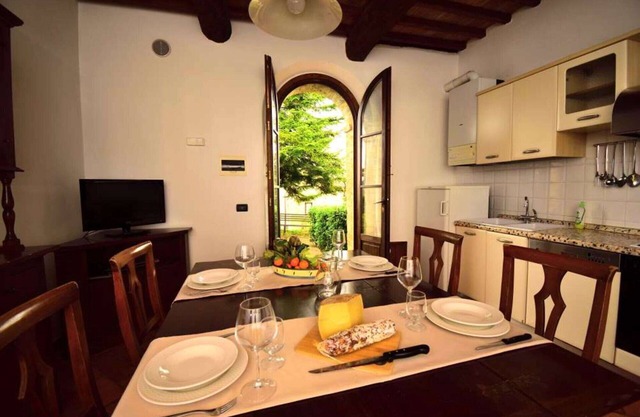 Nice apartment for 3 people with WIFI, pool, A/C, TV and pets allowed, close to Siena