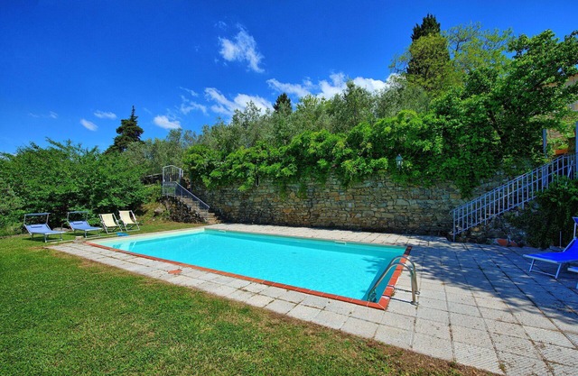 Nice apartment with WIFI, pool, TV, patio, pets allowed, panoramic view, close to Greve In Chianti