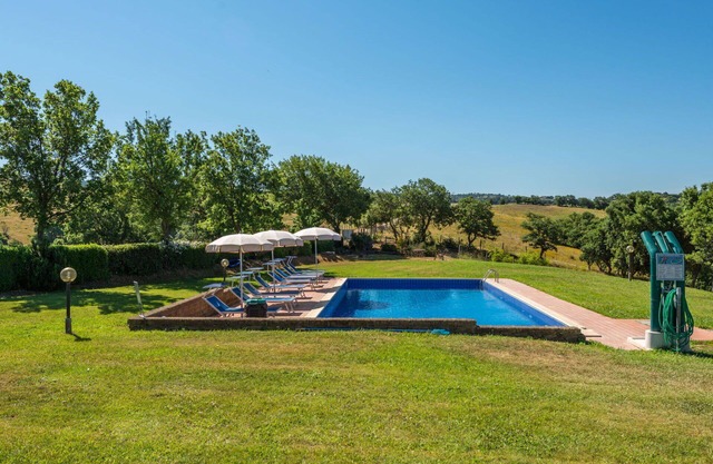 Nice apartment in villa for 6 guests with pool, WIFI, TV, patio and pets allowed