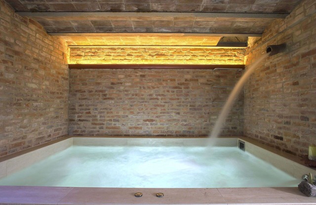 Nice apartment for 4 guests with hot tub, WIFI, pool, TV, patio and pets allowed