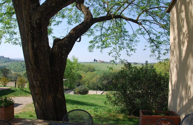 Nice apartment in villa for 4 guests with pool, WIFI and panoramic view, close to San Gimignano