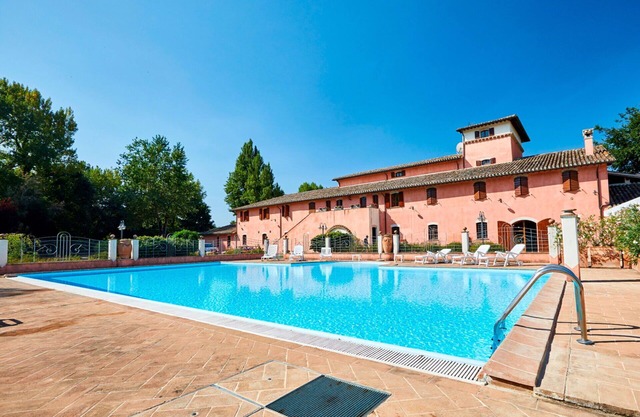 Nice apartment for 5 guests with pool, WIFI, TV, balcony and pets allowed, close to Spoleto