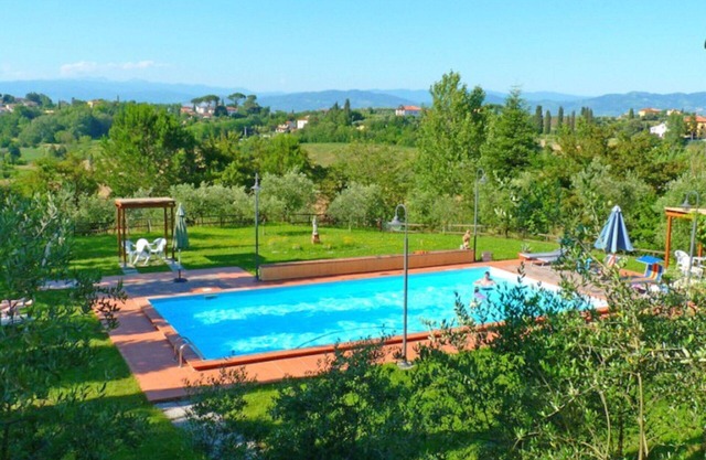Nice apartment in villa for 2 guests with WIFI, pool, A/C and pets allowed