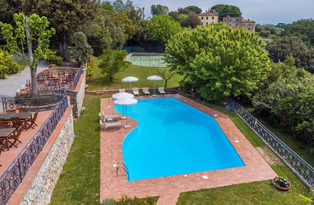 Nice apartment in villa for 18 people with private pool, WIFI, TV, terrace and pets allowed
