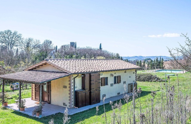 Nice apartment in villa for 4 people with pool, A/C, WIFI, TV, patio and pets allowed