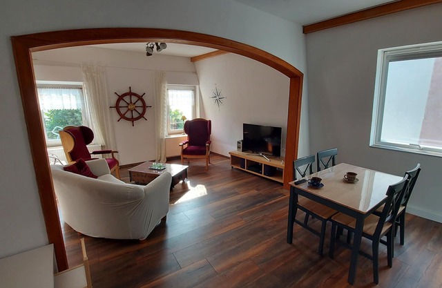 Nice apartment right on the Rhine; mountain-side balcony; centrally located